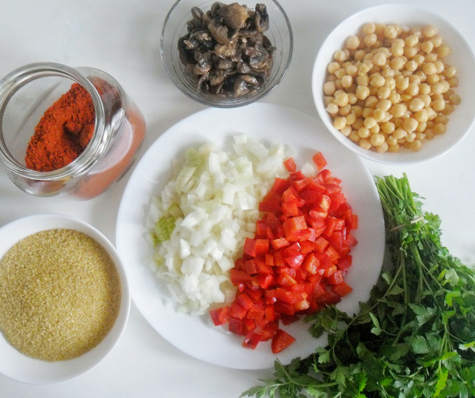 Despite the simple ingredients this Bulgur Pilaf is very flavorful and colorful dish. Caramelized onions, chickpeas, mushrooms and other veggies play together to give you the perfect balance between color and flavor. Click here to grab the recipe!