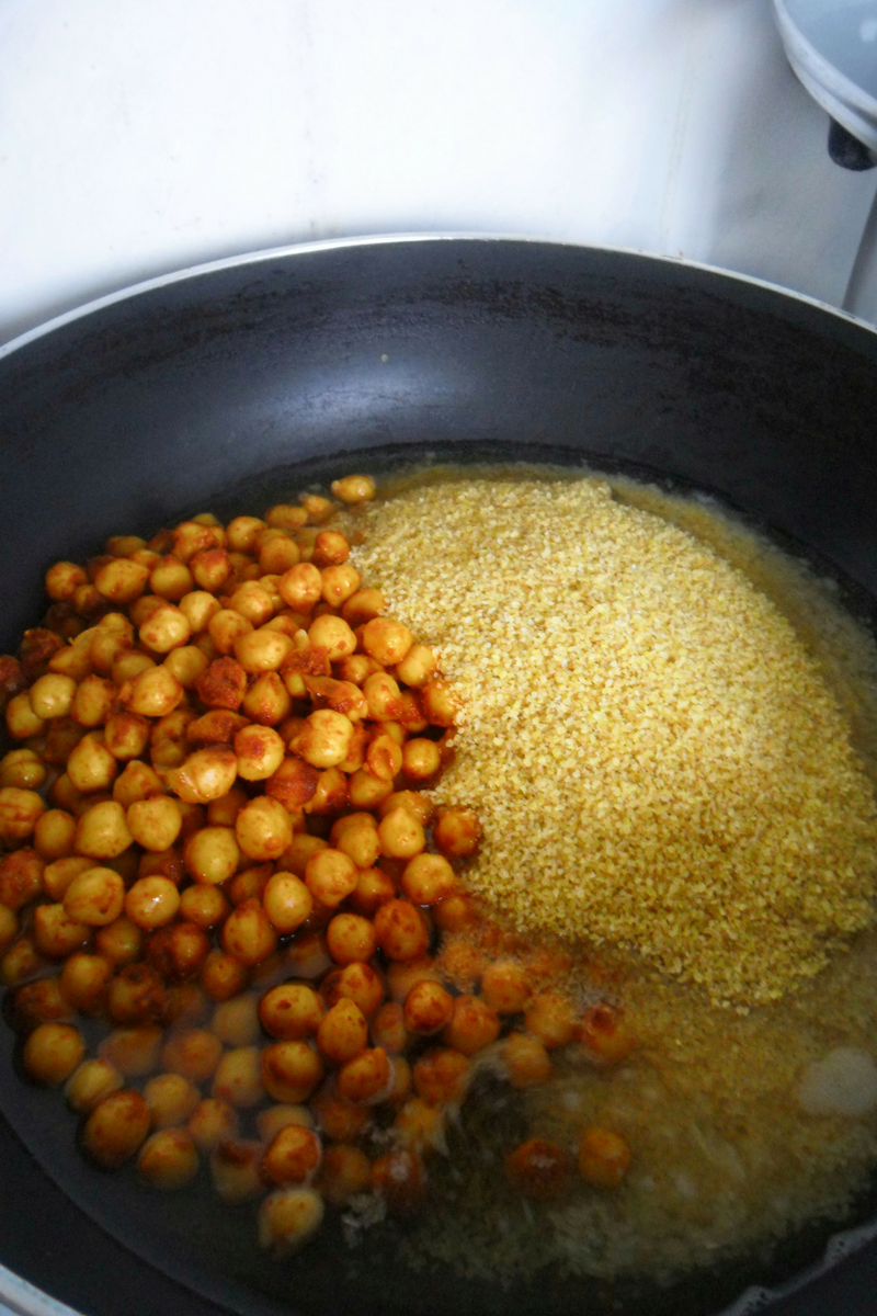 Despite the simple ingredients this Bulgur Pilaf is very flavorful and colorful dish. Caramelized onions, chickpeas, mushrooms and other veggies play together to give you the perfect balance between color and flavor. Click here to grab the recipe!