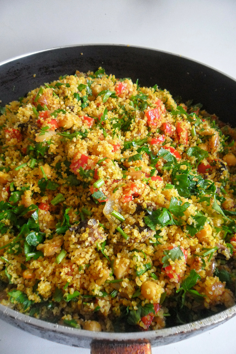 Despite the simple ingredients this Bulgur Pilaf is very flavorful and colorful dish. Caramelized onions, chickpeas, mushrooms and other veggies play together to give you the perfect balance between color and flavor. Click here to grab the recipe!